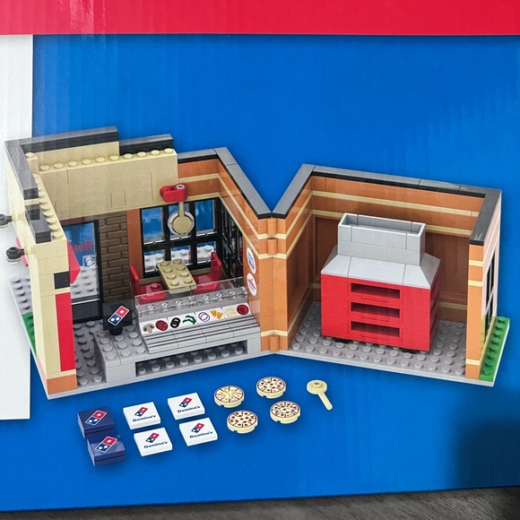 Domino’s Store Building Set (LEGO) - Picture 4 of 6
